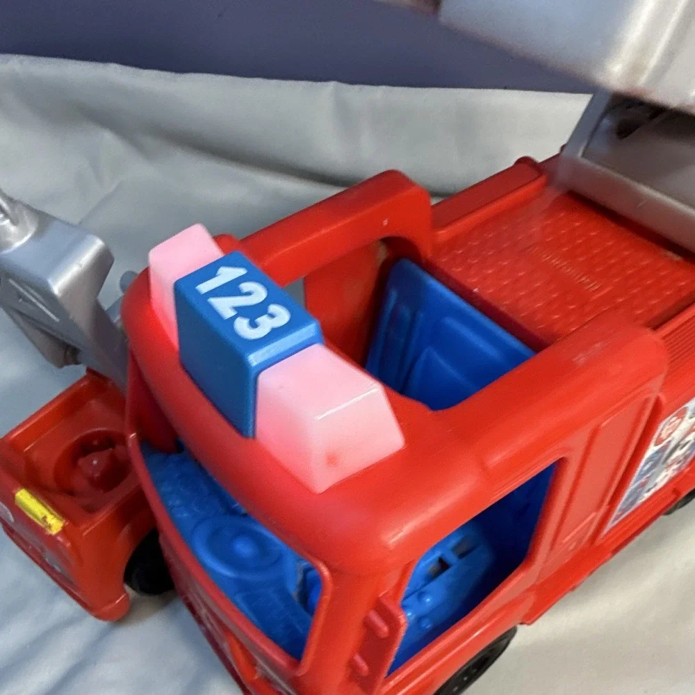 Fisher-Price Little People Fire Truck & Ladder Truck w/ 2 Figures M0127 2012